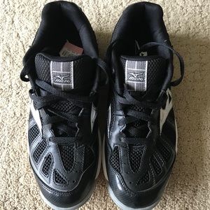 NWOT Mizuno Wave Hurricane Volleyball Shoes